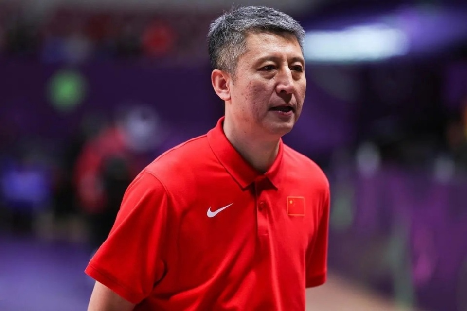 脸上的不只, 站在场边